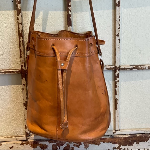 Leaders in leather tan leather drawstring bucket bag - Picture 10 of 12